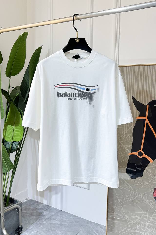 巴黎世家 2025Ss蛇年贺岁款春夏精品宽松版短袖T恤 官网同步 高端品质 定制顶级长绒棉面料，顶级大厂1:1制作，时尚大牌重工艺Logo设计，手感柔软细腻 穿