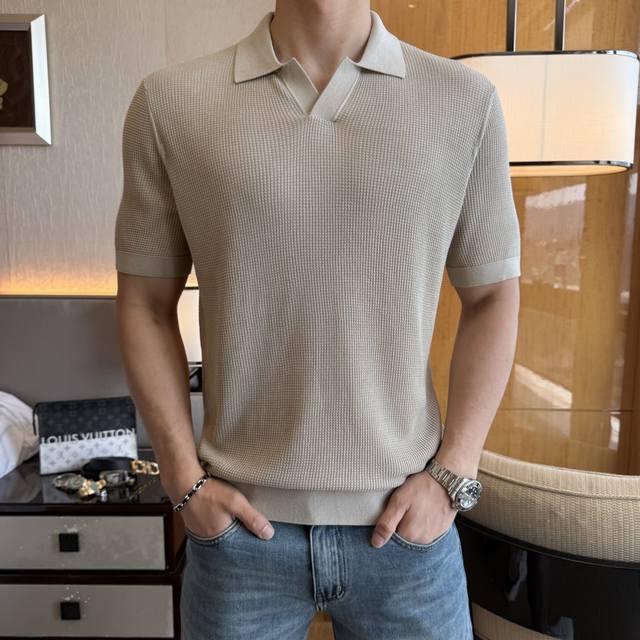 杰尼娅 2025Ss蛇年春夏新款剪刀领短袖系列。精选优质蚕丝棉面料，时尚大牌元素Logo设计，上身版型超赞，面料细腻舒适透气，随意搭配都超级好看时尚型男必备款哦