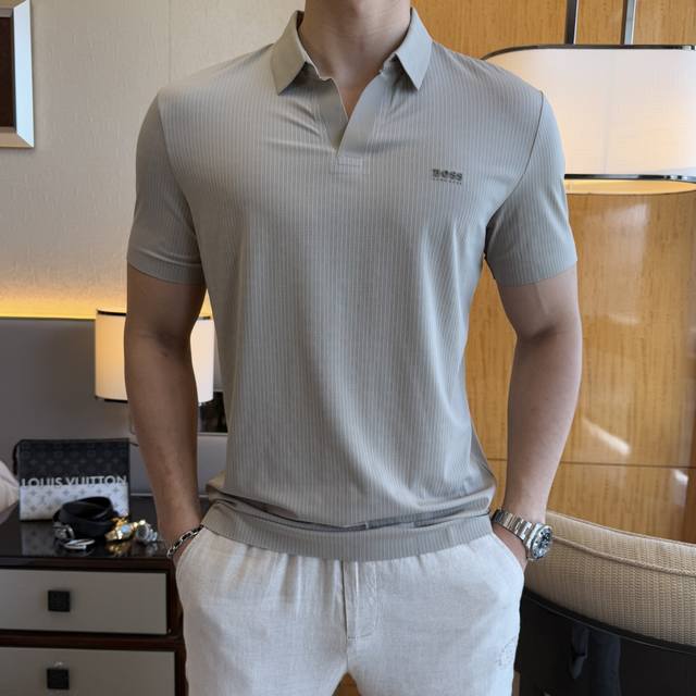 Boss- 2025Ss蛇年春夏新款Polo领短袖系列。精选优质丝光棉面料，时尚大牌元素Logo设计，上身版型超赞，面料细腻舒适透气，随意搭配都超级好看时尚型男