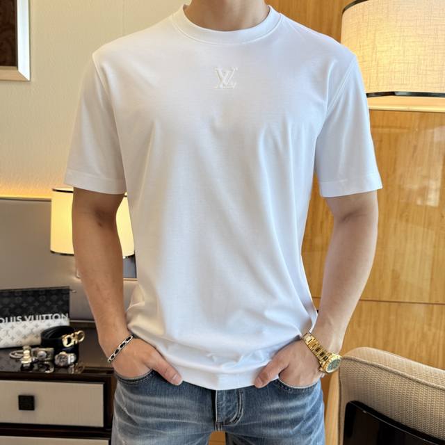 Lv 2025Ss蛇年贺岁款春夏精品宽松版短袖T恤 官网同步 高端品质 定制顶级长绒棉面料，顶级大厂1:1制作，时尚大牌重工艺Logo设计，手感柔软细腻 穿着亲