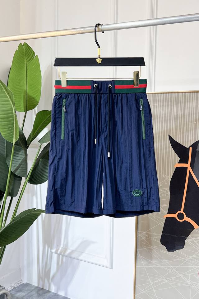 古奇- 2025Ss官网同步夏季新款高档休闲短裤，采用进口棉原版定制面料 质感舒适百搭 透气性极佳 奢华经典品牌Logo设计 时尚简约大气上档次 透气性极佳 版