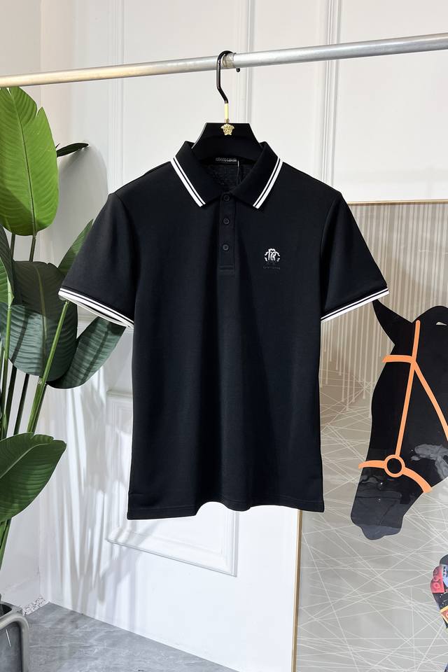 卡瓦利- 2025Ss蛇年春夏新款Polo领短袖系列。精选优质珠地棉面料，时尚大牌元素Logo设计，上身版型超赞，面料细腻舒适透气，随意搭配都超级好看时尚型男必