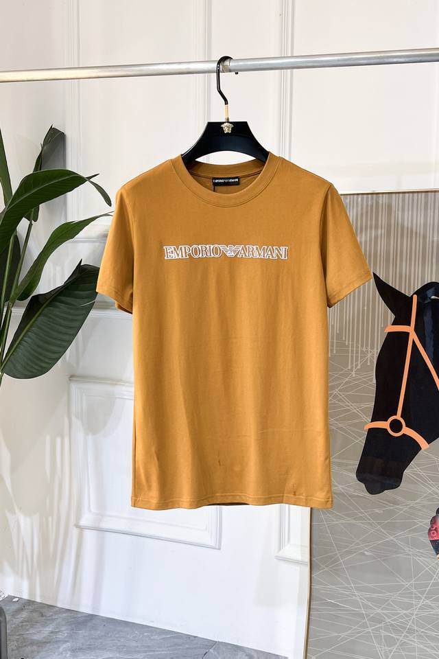 阿玛尼 -2025春夏新款男女同款短袖T恤，专柜同步发售！定制专属纯棉面料，胸前字母Logo图案印花工艺设计！简约大方，从容百搭，档次极高，完美融入时尚还有风情