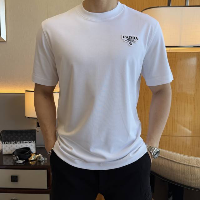 普拉达 2025Ss蛇年贺岁款春夏精品微阔短袖T恤 官网同步 高端品质 定制顶级丝光棉面料，顶级大厂1:1制作，时尚大牌重工艺Logo设计，手感柔软细腻 穿着亲