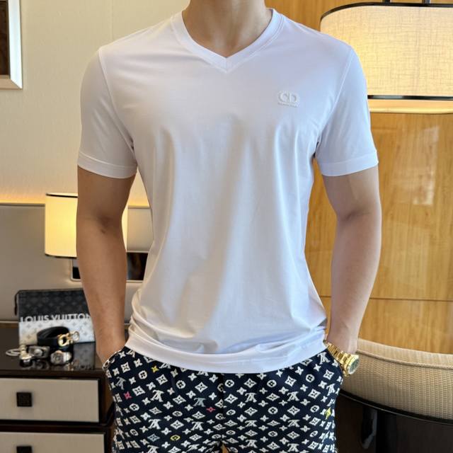 迪奥 2025Ss蛇年贺岁款春夏精品V领短袖T恤 官网同步 高端品质 定制顶级丝光棉面料，顶级大厂1:1制作，时尚大牌重工艺Logo设计，手感柔软细腻 穿着亲肤