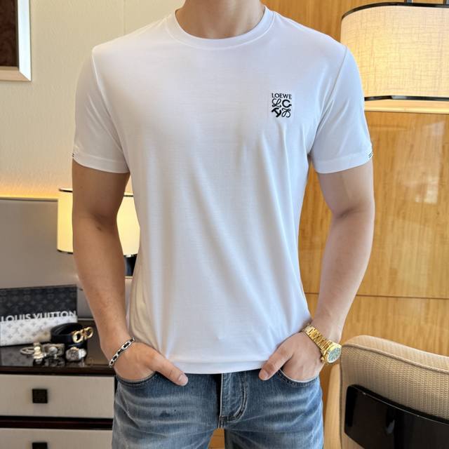 罗薏威 2025Ss蛇年贺岁款春夏精品短袖T恤 官网同步 高端品质 定制顶级丝光棉面料，顶级大厂1:1制作，时尚大牌重工艺Logo设计，手感柔软细腻 穿着亲肤舒