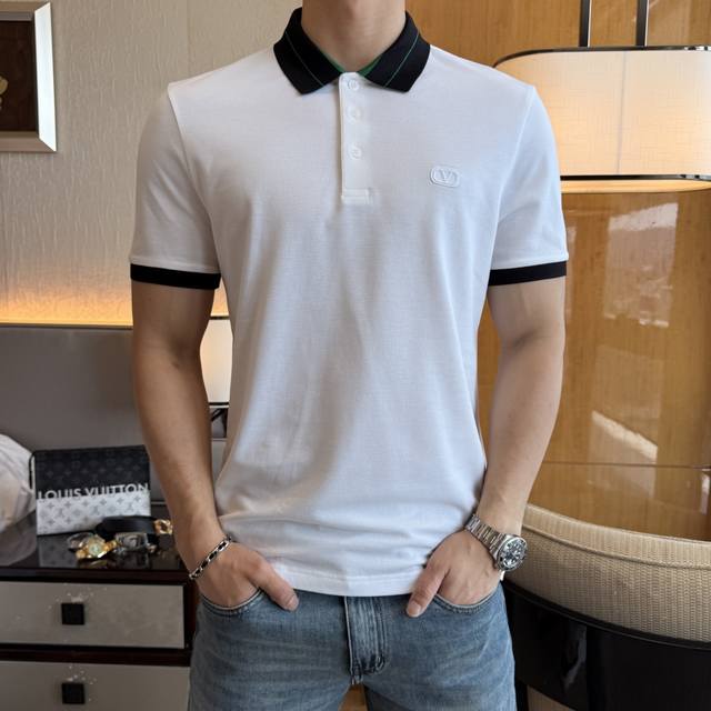 华伦天奴 2025Ss蛇年春夏新款Polo领短袖系列。精选优质珠地棉面料，时尚大牌元素Logo设计，上身版型超赞，面料细腻舒适透气，随意搭配都超级好看时尚型男必