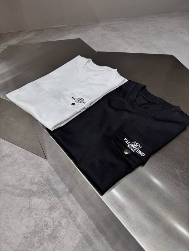 品牌：华*天奴 价格P： 颜色：白色 黑色 尺码：M-3Xl 介绍；2025春夏新款男士短袖背心T恤，都市休闲风格，极具设计感的一款单品，顶级外商客供定制棉面料