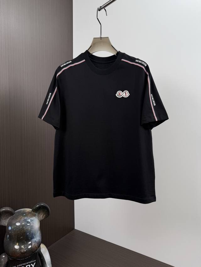 Moncl*R蒙*2025年春夏新款男士短袖T恤。高端溜肩阔版休闲短T，街头风味十足，意大利定制纯棉面料。布面光洁亮丽，柔软抗皱，吸湿透气。弹性与垂感颇佳。最新