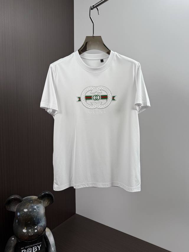 Guc*I古*2025年春夏男士圆领短袖T恤。同步发售，定制顶级定制丝光棉面料，手感柔软，贴身舒适，上身超有型。原版剪裁，恰到好处的修身效果。整件衣服没有过多复