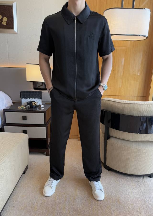 Lulu 2025Ss蛇年春装新品休闲短袖套装！明星最爱时装味休闲套装 简单大方，官网1：1工艺设计！干净利落剪裁 都市风十足 可供独家顶级定制面料，手感软糯干