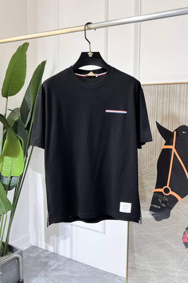 Tb 2025Ss蛇年贺岁款春夏精品宽松版短袖T恤 官网同步 高端品质 定制顶级长绒棉面料，顶级大厂1:1制作，时尚大牌重工艺Logo设计，手感柔软细腻 穿着亲