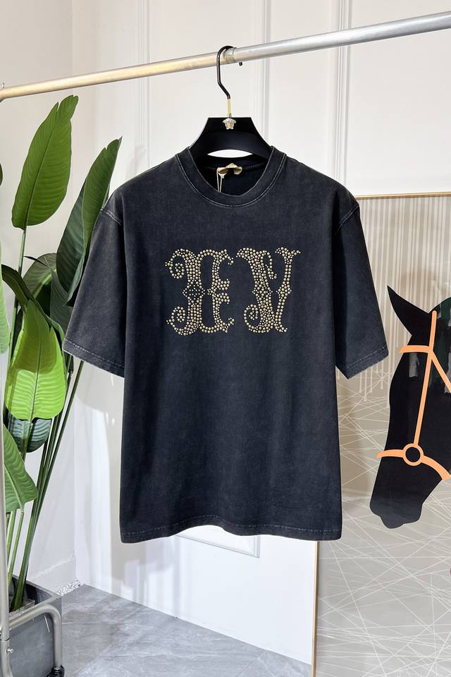 Lv 2025Ss蛇年贺岁款春夏精品宽松版短袖T恤 官网同步 高端品质 定制顶级长绒棉面料，顶级大厂1:1制作，时尚大牌重工艺Logo设计，手感柔软细腻 穿着亲