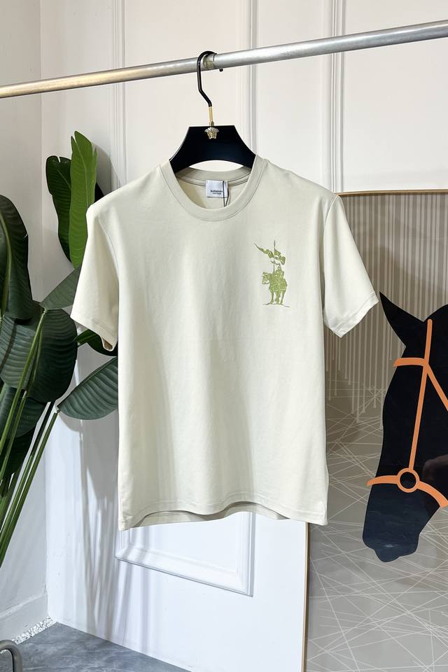 巴宝莉-2025春夏新款男女同款短袖T恤，专柜同步发售！定制专属纯棉面料，胸前字母Logo图案印花工艺设计！简约大方，从容百搭，档次极高，完美融入时尚还有风情感