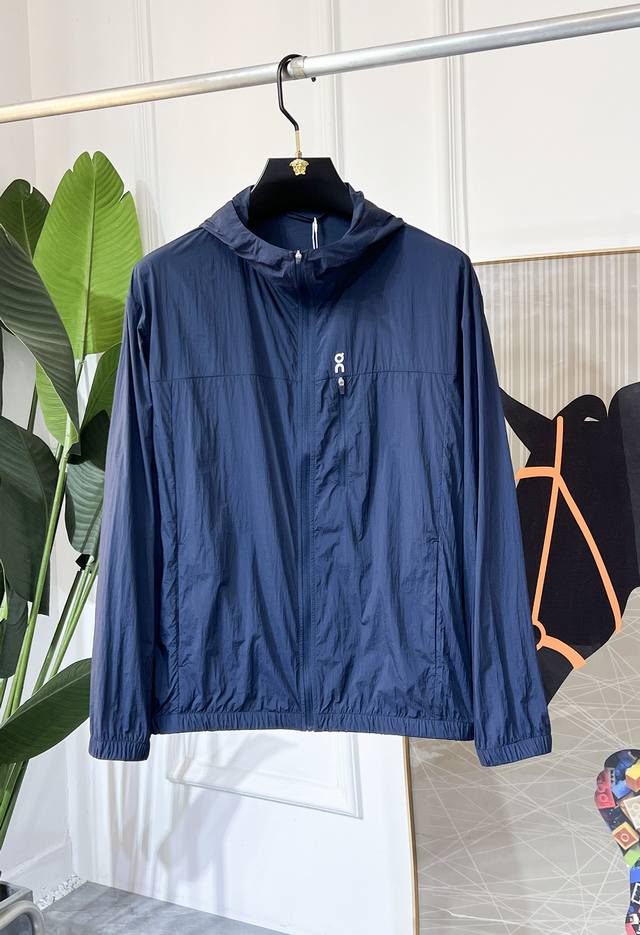 罗薏葳 2025Ss蛇年贺岁款春装防晒衣，定制高品质聚酯纤维面料！顶级时尚大牌元素Logo设计，三标齐全！原版五金辅料，线条流畅，工艺精致，上身版型超赞，面料舒