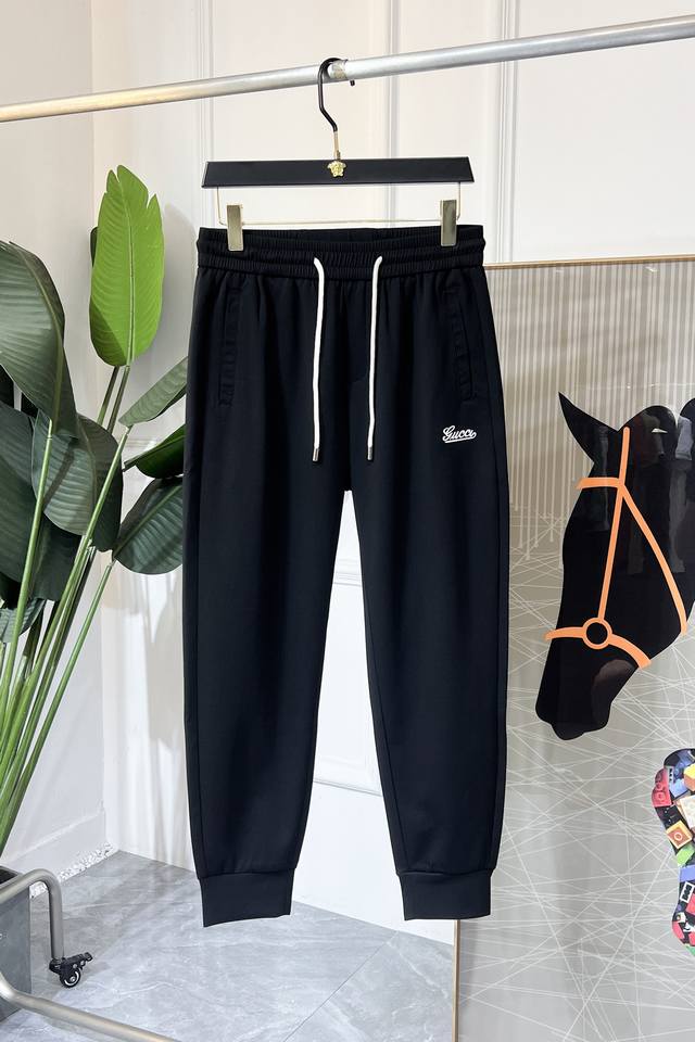 古奇 2025Ss蛇年春夏专柜同步爆款休闲裤，本季必入百搭款式，上身极为出挑，超级百搭款 ，原版1:1复刻，三标齐全！专柜最新时尚元素设计，进口定织高品质欧棉面