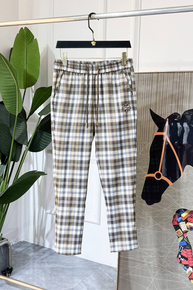 芬迪 2025Ss蛇年春夏专柜同步爆款休闲裤，本季必入百搭款式，上身极为出挑，超级百搭款 ，原版1:1复刻，三标齐全！专柜最新时尚元素设计，进口定织高品质欧棉面