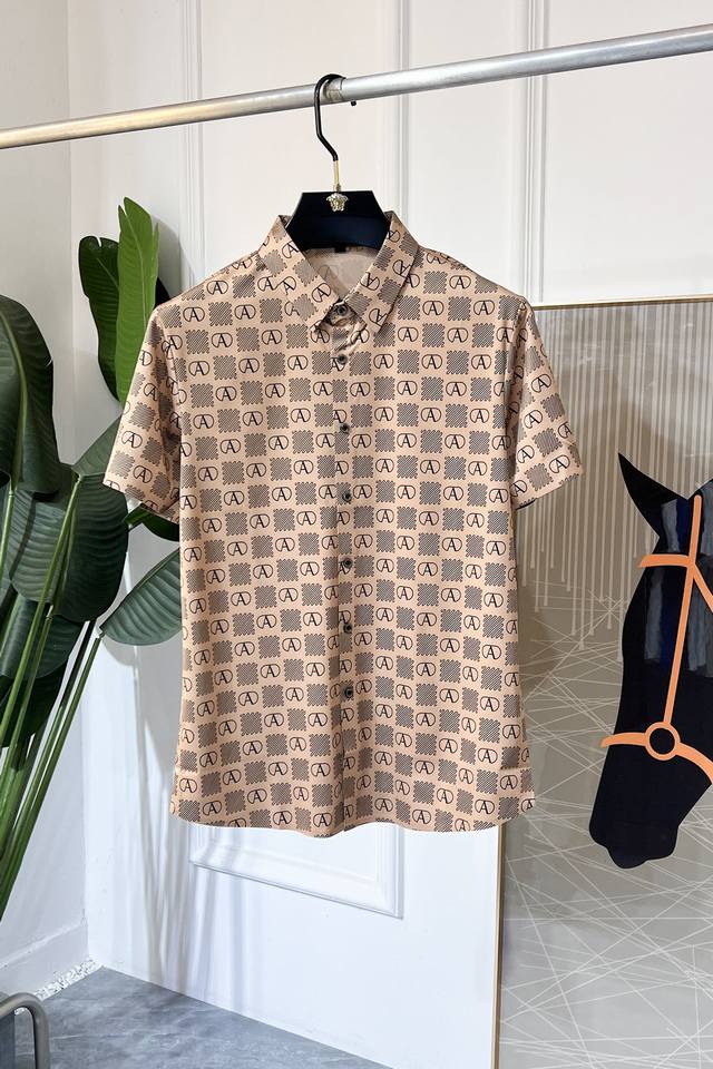 华伦天奴- Ss时尚大爆款精品衬衫，贸易公司渠道货，品相完美如斯，属于入柜级别，可预见性的爆款，高级定制进口高级棉混纺面料，大师级剪裁，质感无敌，亲肤性极佳，非