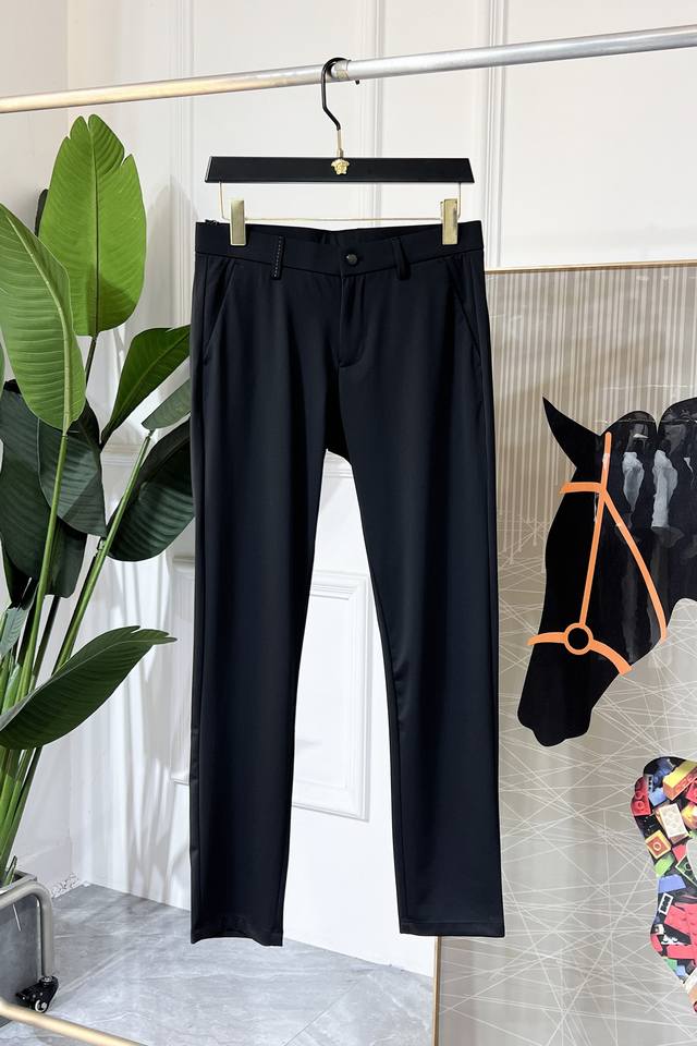 Bc 2025Ss蛇年春夏贺岁款休闲裤。原单1:1制作，日常必备的完美之选，简单大气亦时尚有型，定制进口欧棉面料 ，重工洗水工艺，做工复杂工艺精湛。轻松迎合四季