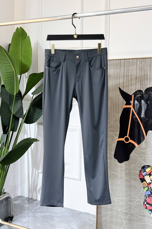 蒙口 2025Ss蛇年春夏贺岁款休闲裤。原单1:1制作，日常必备的完美之选，简单大气亦时尚有型，定制进口欧棉面料 ，重工洗水工艺，做工复杂工艺精湛。轻松迎合四季