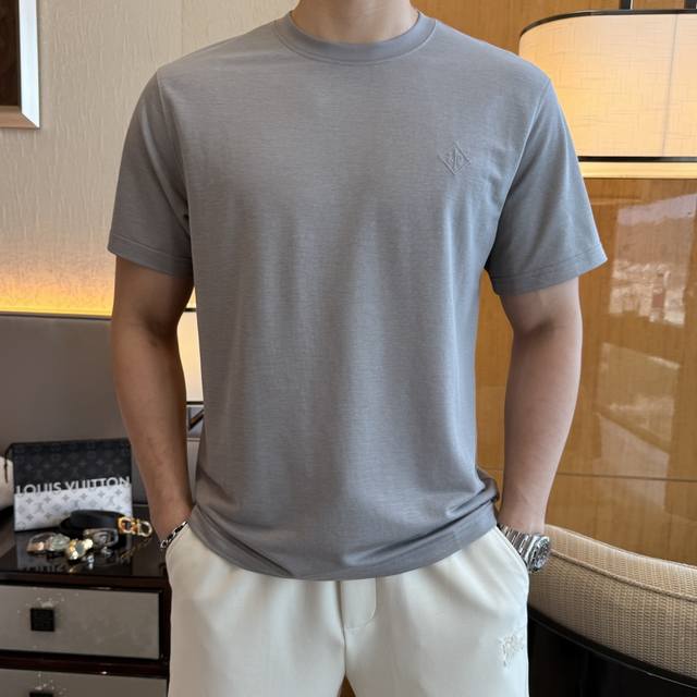 Lp诺悠 2025Ss蛇年贺岁款春夏精品短袖T恤 官网同步 高端品质 定制顶级棉麻面料，顶级大厂1:1制作，时尚大牌重工艺Logo设计，手感柔软细腻 穿着亲肤舒