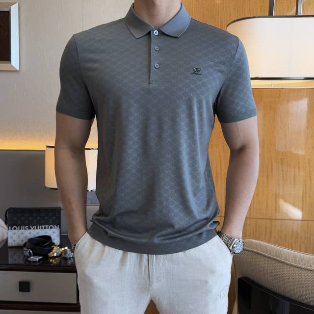 Bv- 2025Ss蛇年春夏新款Polo领短袖系列。精选优质双丝光棉面料，时尚大牌元素Logo设计，上身版型超赞，面料细腻舒适透气，随意搭配都超级好看时尚型男必