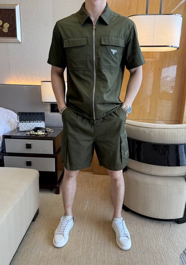 普拉达 2025Ss蛇年春装新品休闲套装！明星最爱时装味休闲套装 简单大方，官网1：1工艺设计！干净利落剪裁 都市风十足 可供独家顶级定制面料，手感软糯干爽，上