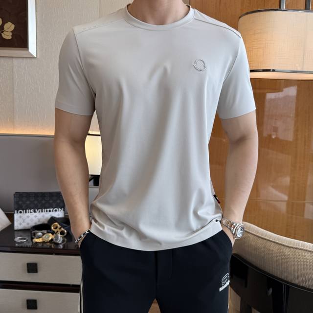 蒙口 2025Ss蛇年贺岁款春夏精品短袖T恤 官网同步 高端品质 定制顶级速干面料，顶级大厂1:1制作，时尚大牌重工艺Logo设计，手感柔软细腻 穿着亲肤舒适