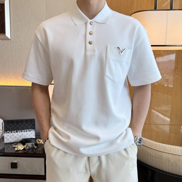 华伦天奴- 2025Ss蛇年春夏新款宽松版Polo领短袖系列。精选优质长绒棉面料，时尚大牌元素Logo设计，上身版型超赞，面料细腻舒适透气，随意搭配都超级好看时