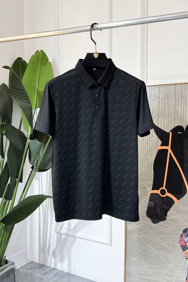 Boss- 2025Ss蛇年春夏新款Polo领短袖系列。精选优质冰丝棉面料，时尚大牌元素Logo设计，上身版型超赞，面料细腻舒适透气，随意搭配都超级好看时尚型男