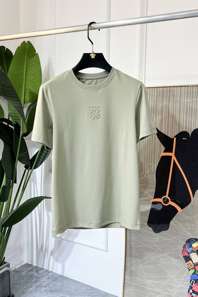 罗薏葳 2025Ss蛇年贺岁款春夏精品短袖T恤 官网同步 高端品质 定制顶级丝光棉面料，顶级大厂1:1制作，时尚大牌重工艺Logo设计，手感柔软细腻 穿着亲肤舒