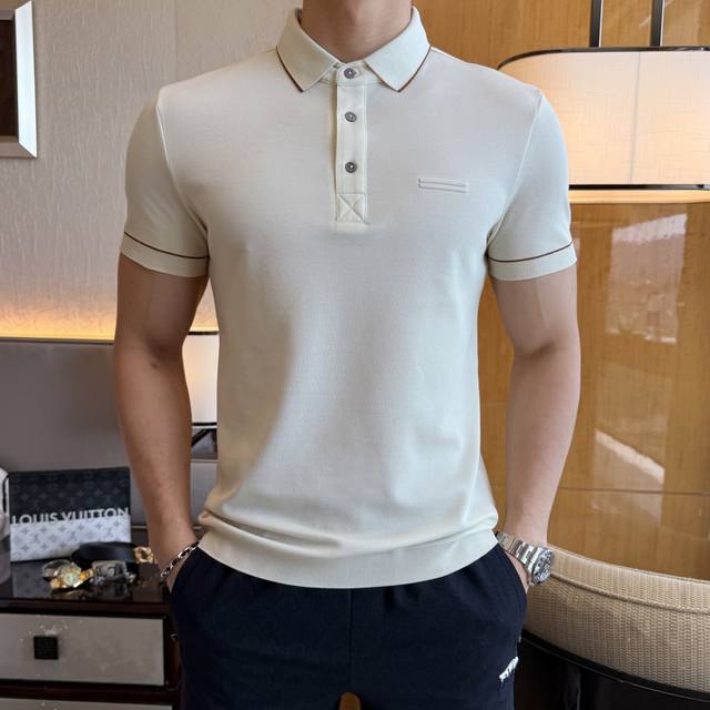 杰尼娅 2025Ss蛇年春夏新款Polo领短袖系列。精选优质珠地棉面料，时尚大牌元素Logo设计，上身版型超赞，面料细腻舒适透气，随意搭配都超级好看时尚型男必备