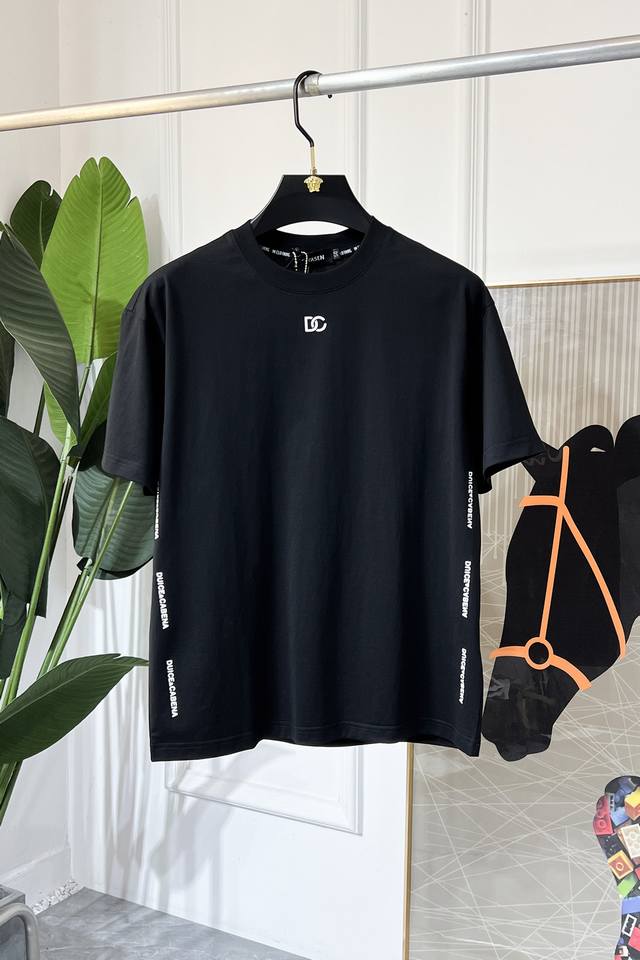 Dg 2025Ss蛇年贺岁款春夏精品偏大宽松版短袖T恤 官网同步 高端品质 定制顶级长绒棉面料，顶级大厂1:1制作，时尚大牌重工艺Logo设计，手感柔软细腻 穿