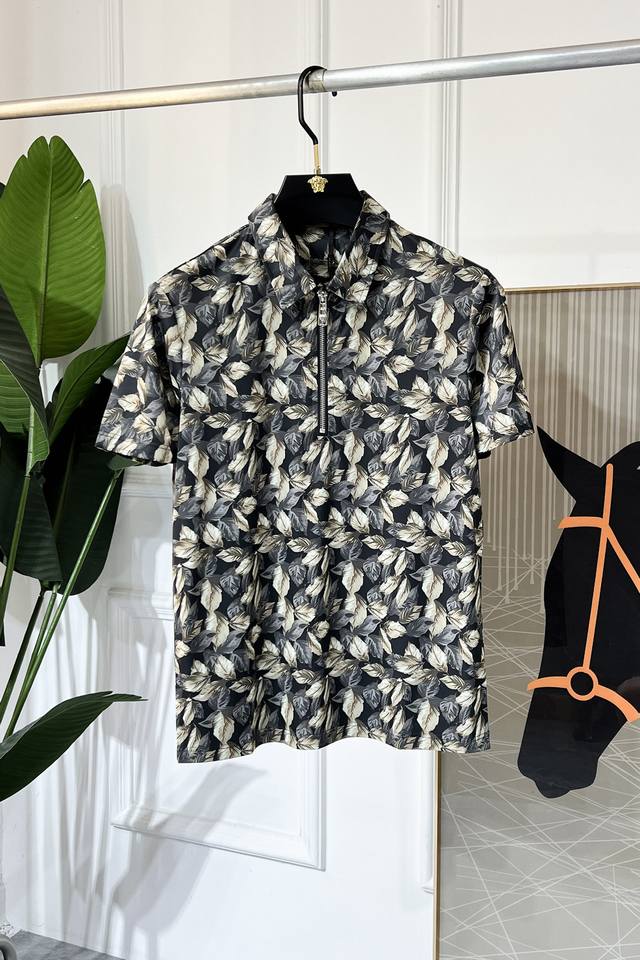 Dg 2025Ss蛇年春夏新款Polo领短袖系列。精选优质双丝光棉面料，时尚大牌元素Logo设计，上身版型超赞，面料细腻舒适透气，随意搭配都超级好看时尚型男必备