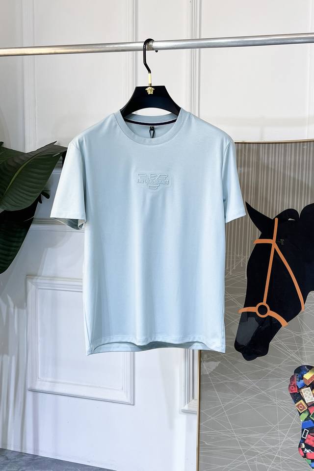 阿玛尼 2025Ss蛇年贺岁款春夏精品短袖T恤 官网同步 高端品质 定制顶级丝光棉面料，顶级大厂1:1制作，时尚大牌重工艺Logo设计，手感柔软细腻 穿着亲肤舒