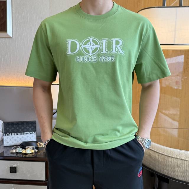 迪奥 2025Ss蛇年贺岁款春夏精品宽松版短袖T恤 官网同步 高端品质 定制顶级长绒棉面料，顶级大厂1:1制作，时尚大牌重工艺Logo设计，手感柔软细腻 穿着亲