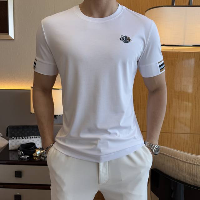 迪奥 2025Ss蛇年贺岁款春夏精品短袖T恤 官网同步 高端品质 定制顶级双丝光面料，顶级大厂1:1制作，时尚大牌重工艺Logo设计，手感柔软细腻 穿着亲肤舒适