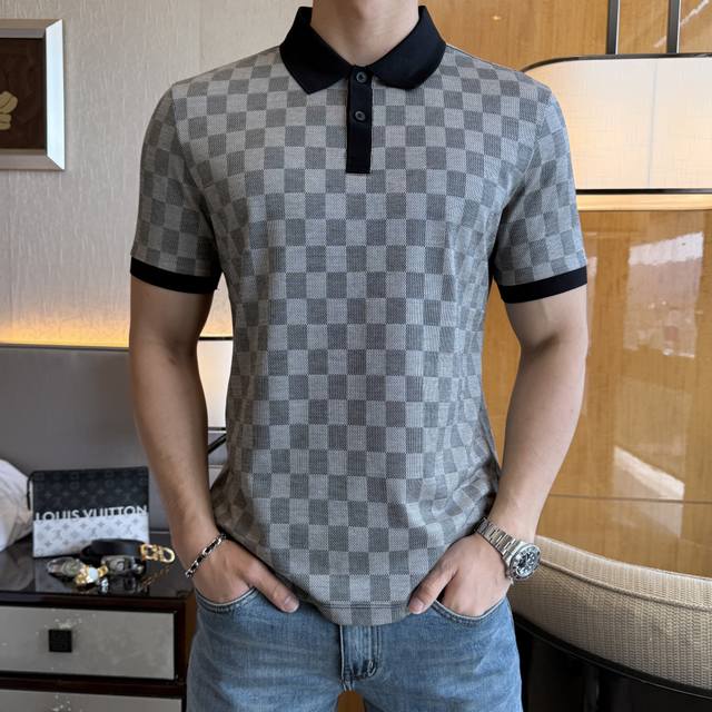 Lv 2025Ss蛇年春夏新款Polo领短袖系列。精选优质长绒棉面料，时尚大牌元素Logo设计，上身版型超赞，面料细腻舒适透气，随意搭配都超级好看时尚型男必备款