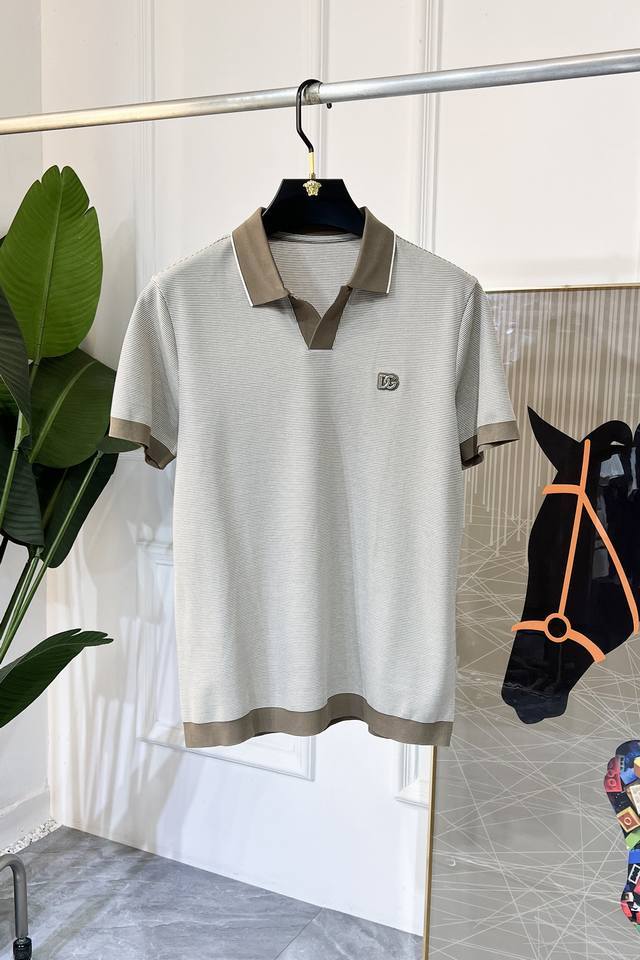 Dg- 2025Ss蛇年春夏新款Polo领短袖系列。精选优质长绒棉面料，时尚大牌元素Logo设计，上身版型超赞，面料细腻舒适透气，随意搭配都超级好看时尚型男必备