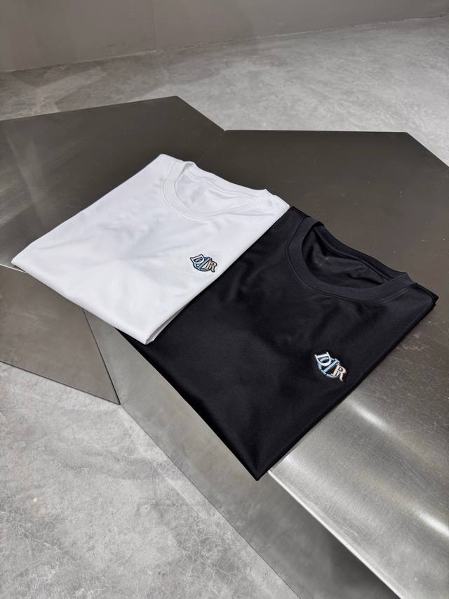 品牌：Di*R廸*奥 价格P： 颜色：白色 黑色 尺码：M-3Xl 介绍；2025春夏新款男士短袖T恤，都市休闲风格，极具设计感的一款单品，顶级外商客供定制棉面