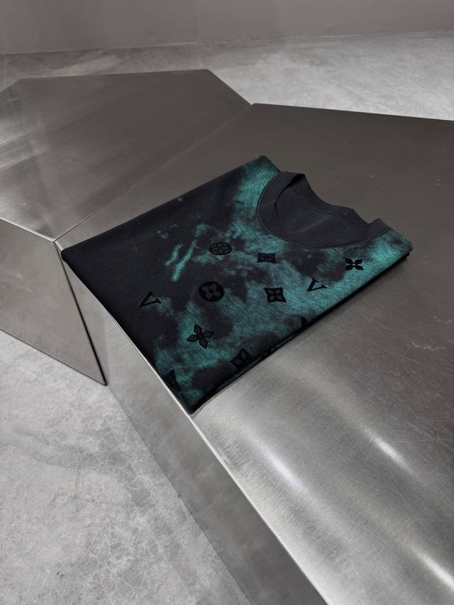 品牌：Louis Vuitt*N路易*登 价格P： 颜色：黑色 尺码：M-3Xl 介绍：2025春夏新款男士针织短袖T恤。精工细作，别具匠心。针织面料的单品近年