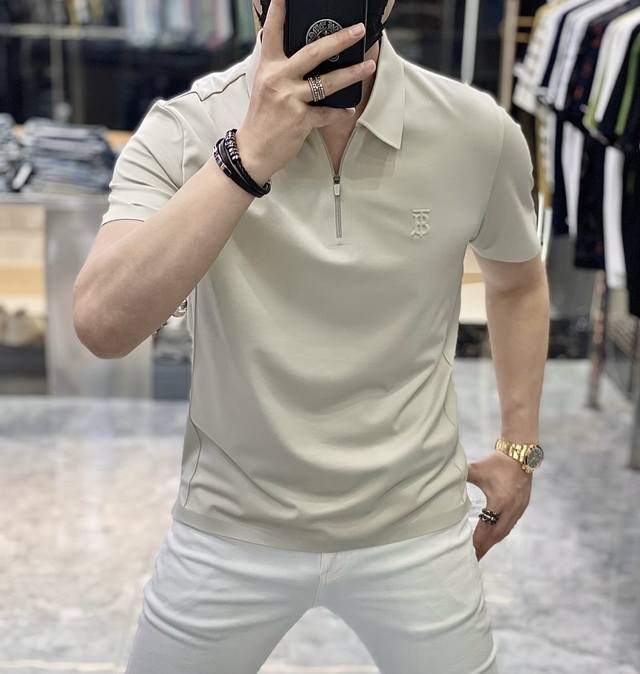 巴宝莉 2025Ss蛇年春夏新款Polo领短袖系列。精选优质双丝光棉面料，时尚大牌元素Logo设计，上身版型超赞，面料细腻舒适透气，随意搭配都超级好看时尚型男必