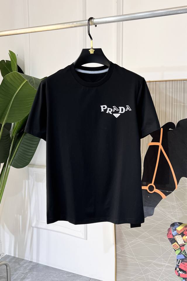 普拉达 2025Ss蛇年贺岁款春夏精品短袖T恤 官网同步 高端品质 定制顶级丝光棉面料，顶级大厂1:1制作，时尚大牌重工艺Logo设计，手感柔软细腻 穿着亲肤舒