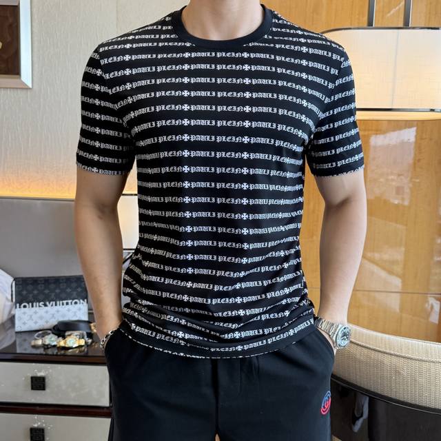 克罗芯 2025Ss蛇年贺岁款春夏精品短袖T恤 官网同步 高端品质 定制顶级丝光棉面料，顶级大厂1:1制作，时尚大牌重工艺Logo设计，手感柔软细腻 穿着亲肤舒