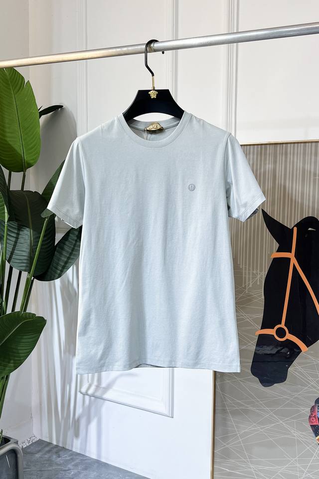 Lulu- 2025Ss蛇年贺岁款春夏精品户外休闲短袖T恤 官网同步 高端品质 定制顶级速干棉面料，顶级大厂1:1制作，时尚大牌重工艺Logo设计，手感柔软细腻