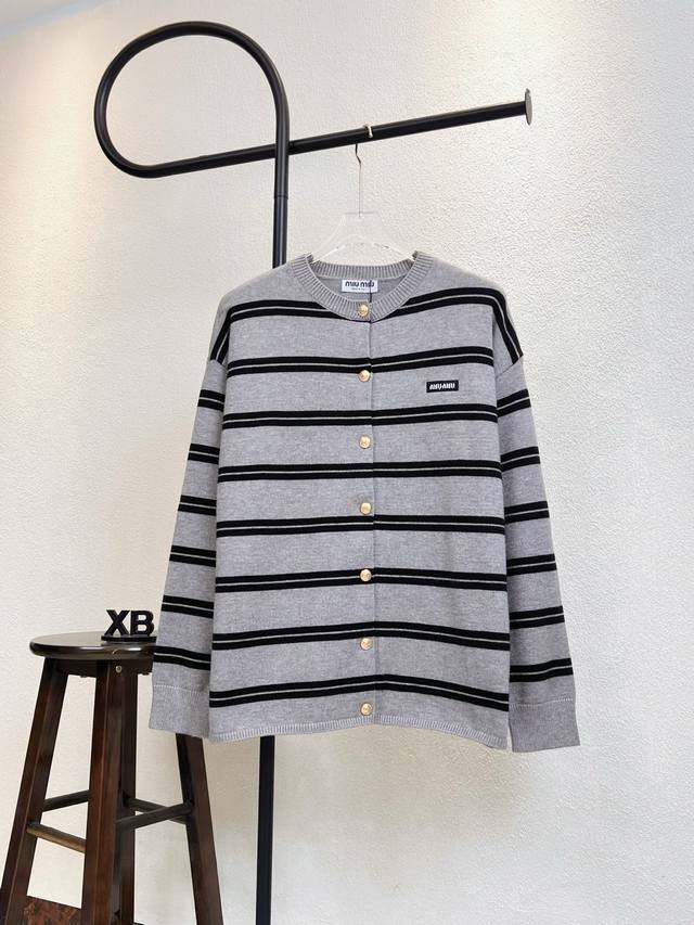 款号X304 灰色 Miumiu条纹小标字母刺绣针织开衫毛衣 男女同款 三标齐全 区别市场通货 随意对比 对色定染羊毛混纺棉纱线 高克重高密度超高品质 毛料柔软