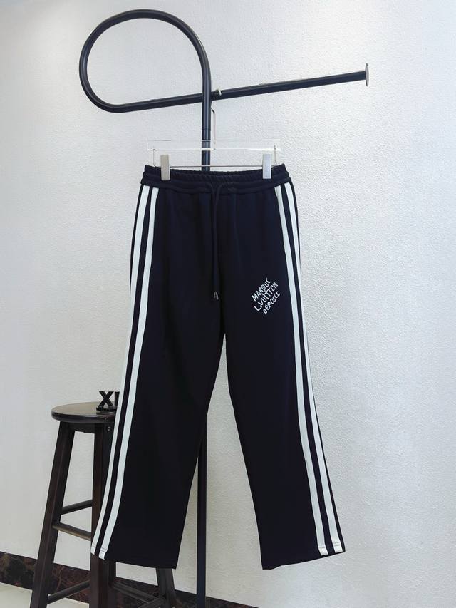 款号Xb139 黑色 Lv路易威登小标字母贴标刺绣侧边织带直筒长裤 男女同款 官网细节一致 全套包装 三标齐全 防潮纸 区别市场通货 随意对比 情侣款 不起球