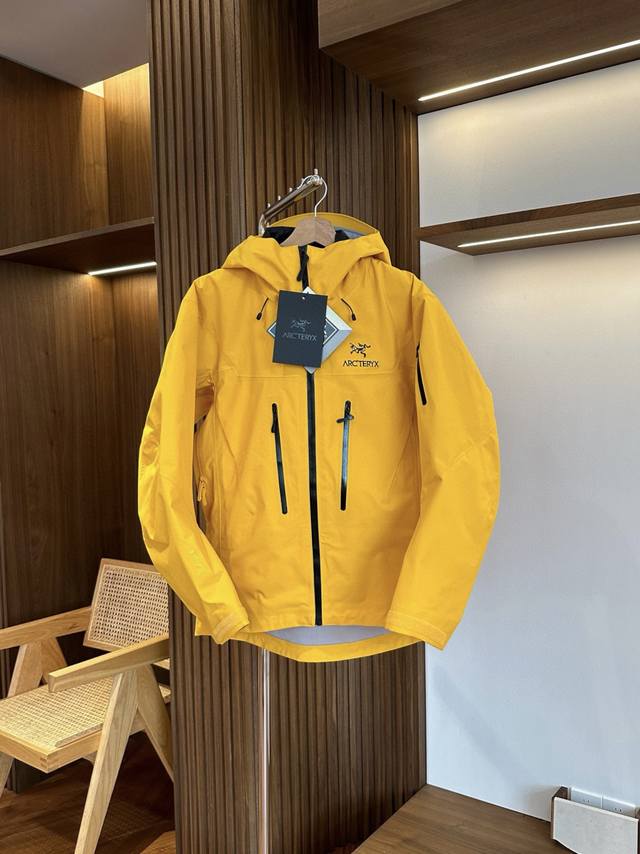 埃齐橙 始祖鸟 阿尔法Sv七代 三合一硬壳冲锋衣羽绒服 两件套冲锋衣羽绒服，防风保暖一站式搞定！ 190鸭绒可拆内胆，内胆克重110-180G。保暖、舒适性各方