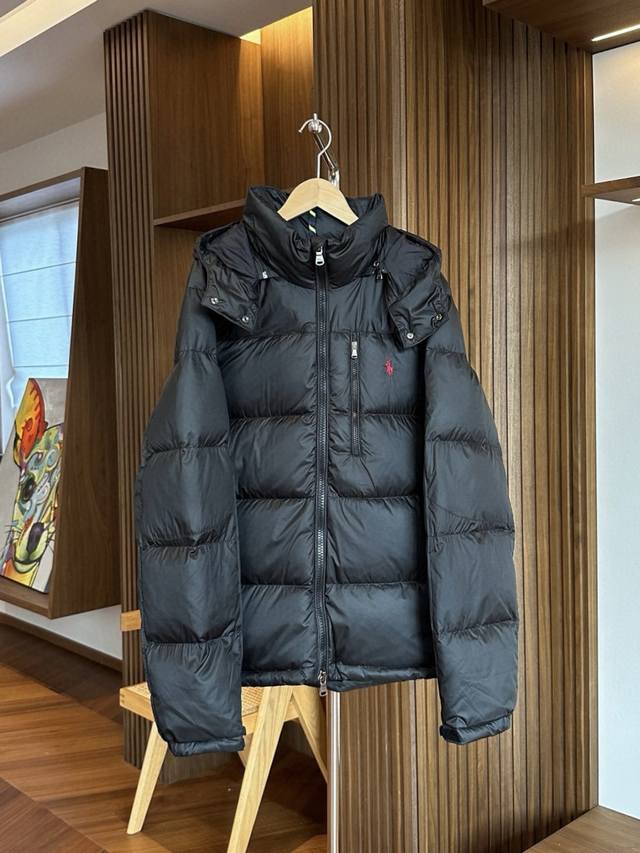 黑色 拉夫劳伦 小马基础刺绣Logo连帽羽绒服 1采用哑光亮面的表层面料，选用保暖的再生聚酯纤维制成，以减少对石油基材料的依赖，体现了 Ralph Lauren