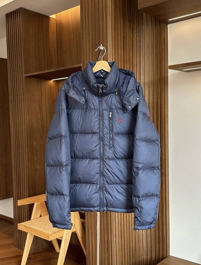 藏青 拉夫劳伦 小马基础刺绣Logo连帽羽绒服 1采用哑光亮面的表层面料，选用保暖的再生聚酯纤维制成，以减少对石油基材料的依赖，体现了 Ralph Lauren